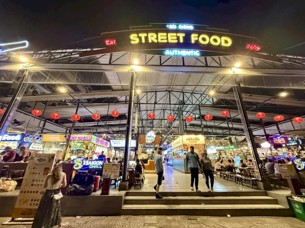 이 시장은 최고의 베트남 요리와 국제적인 거리 음식을 활기찬 오픈 에어 공간에 통합합니다